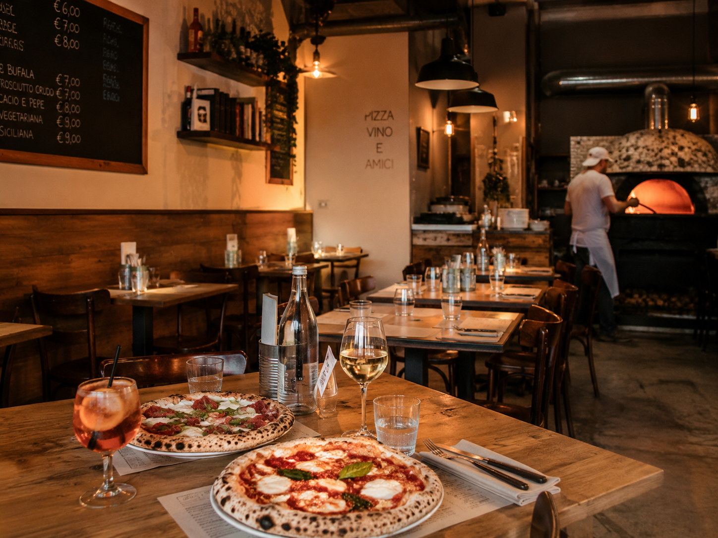 Interno accogliente di un ristorante mediterraneo